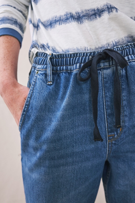 LEIGHTON RELAXED SLIM JOG JEAN MID DENIM 2