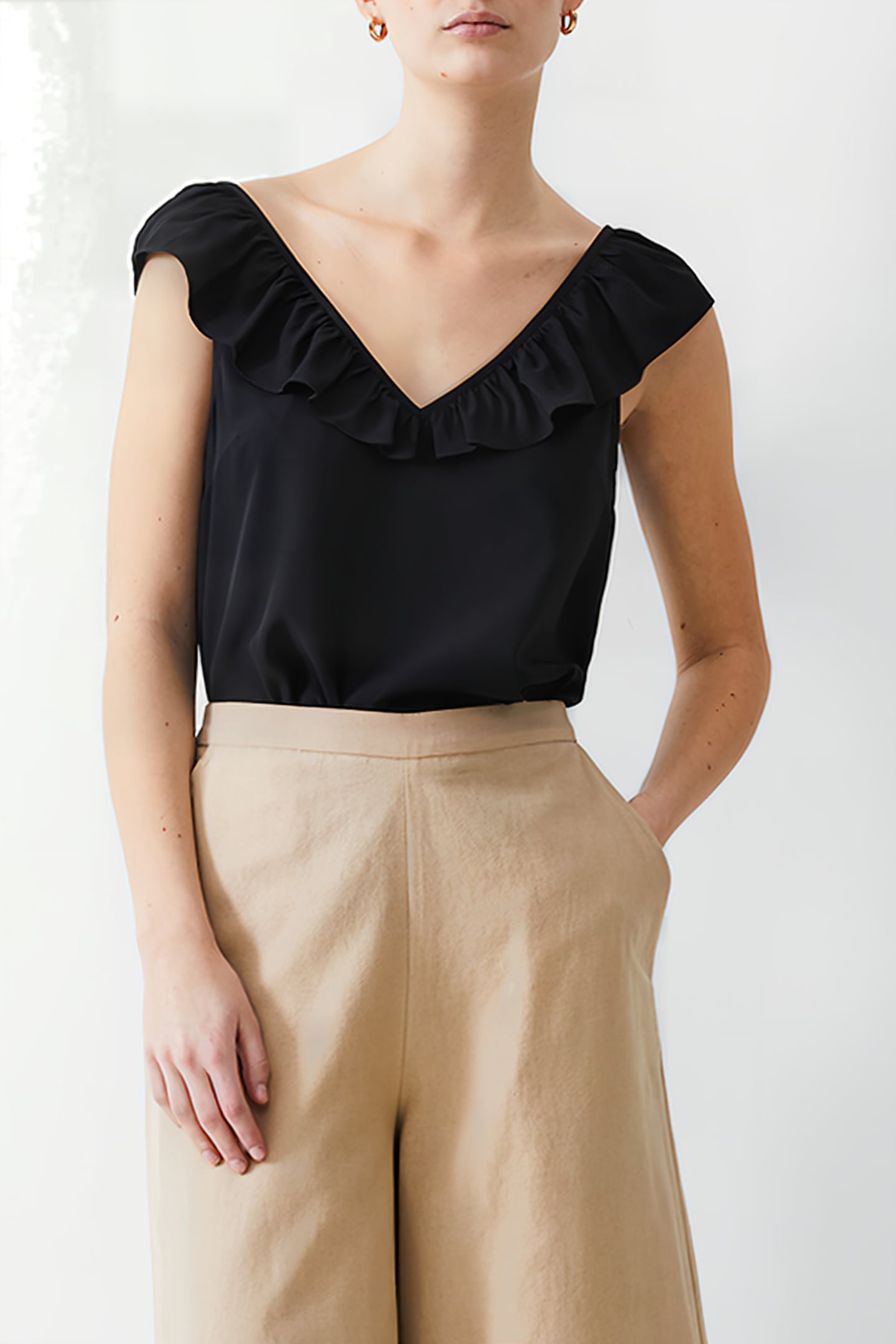 FRILL S/LESS CREPE LIGHT TOP BLACK 1