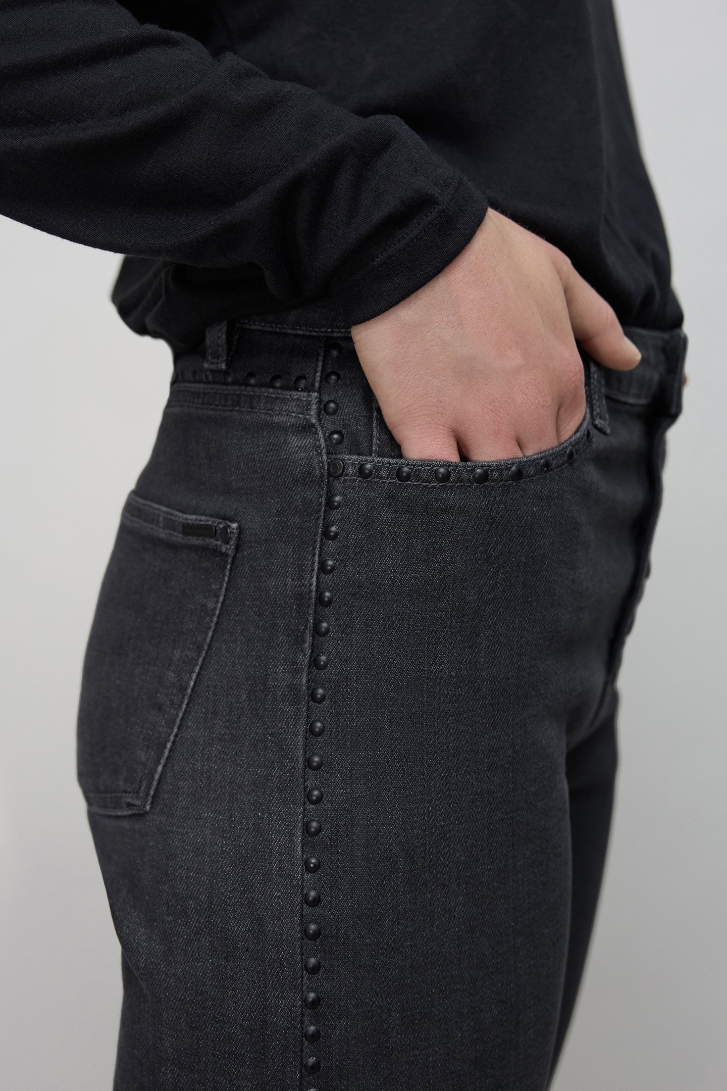 HIGH-WAISTED WASHED BLACK STRAIGHT JEANS WITH STUD 8