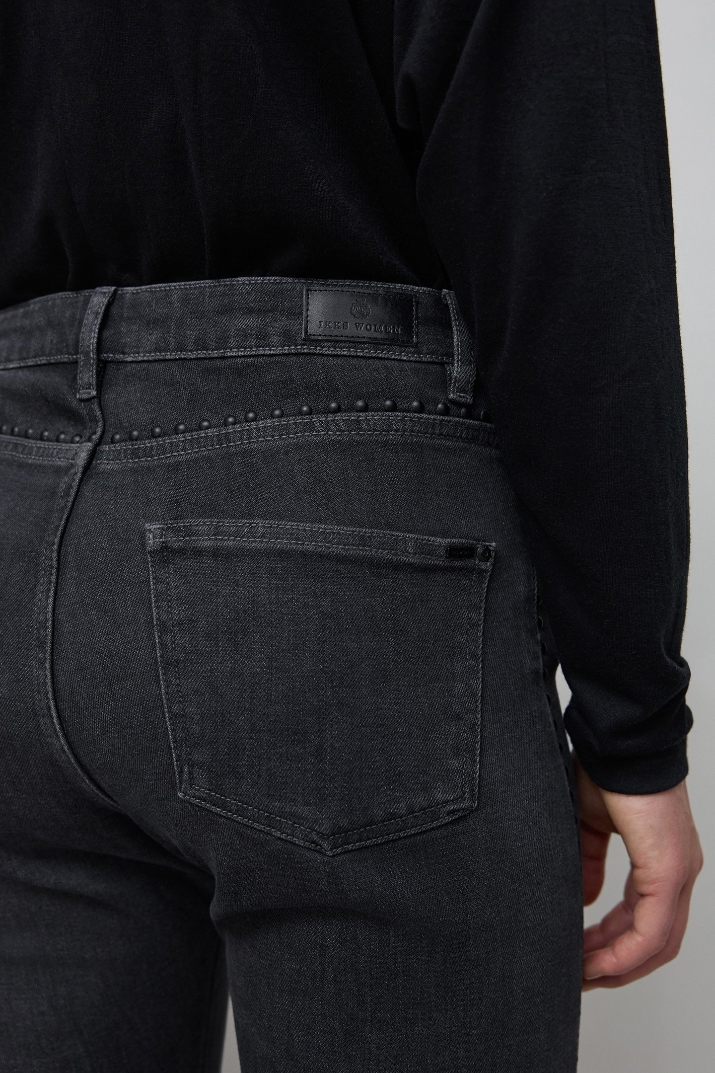 HIGH-WAISTED WASHED BLACK STRAIGHT JEANS WITH STUD 7