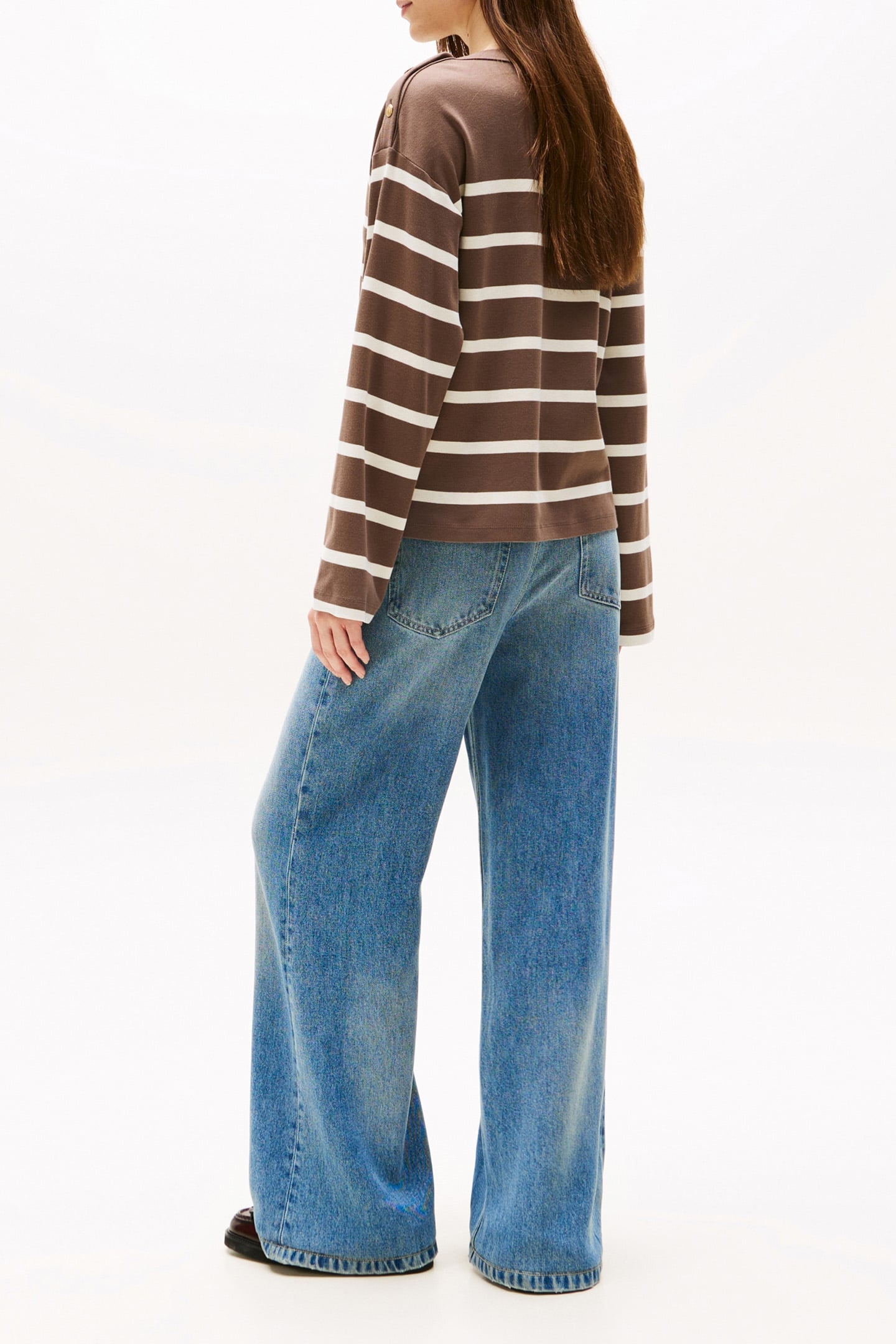 LWK GOLD BUTTON BOAT STANDARD FIT SWEATSHIRT CHOCOLATE 3