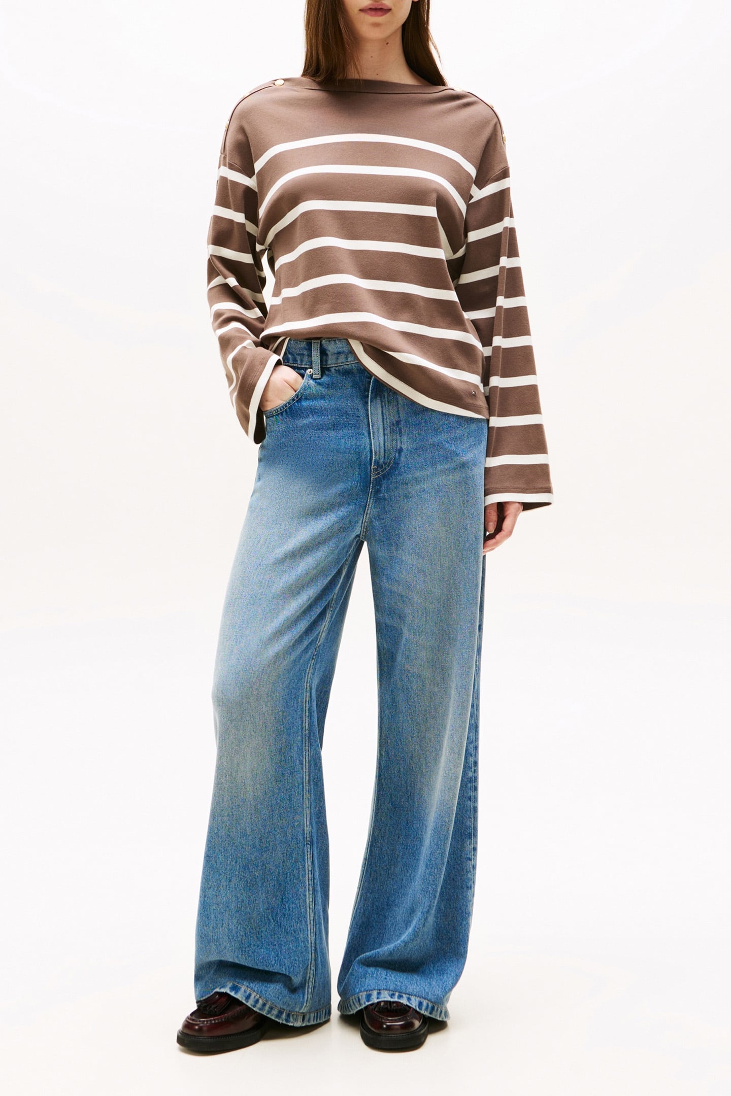 LWK GOLD BUTTON BOAT STANDARD FIT SWEATSHIRT CHOCOLATE 2