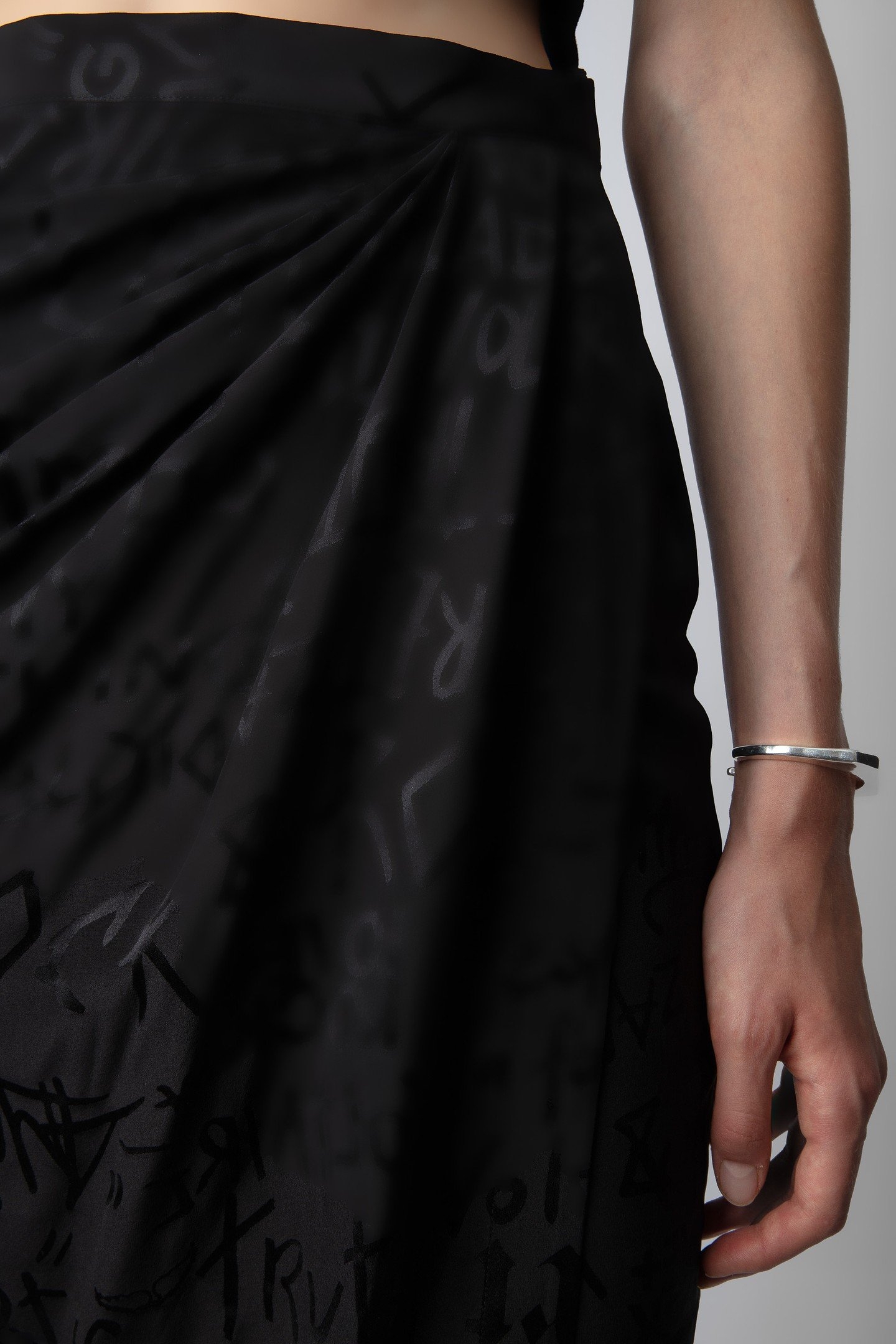 JAMELIA JACQUARD MANIFESTO SKIRT NOIR 5