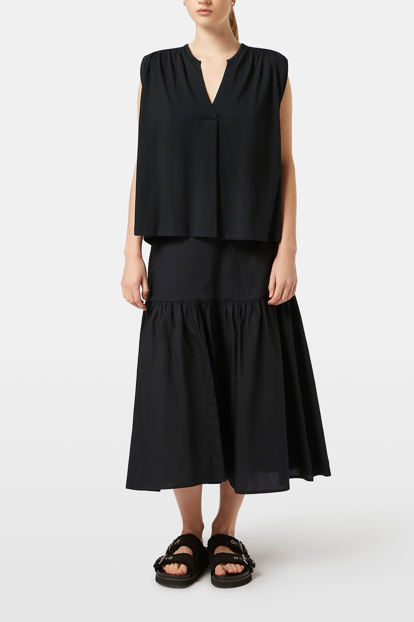 DRAPEY V-NECK T-SHIRT BLACK 1