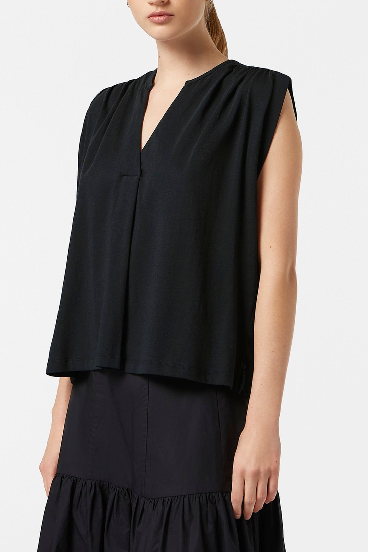 DRAPEY V-NECK T-SHIRT BLACK 3