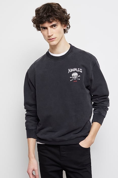 SWEAT COL ROND SKULL FLAMES BLACK WASHED 1
