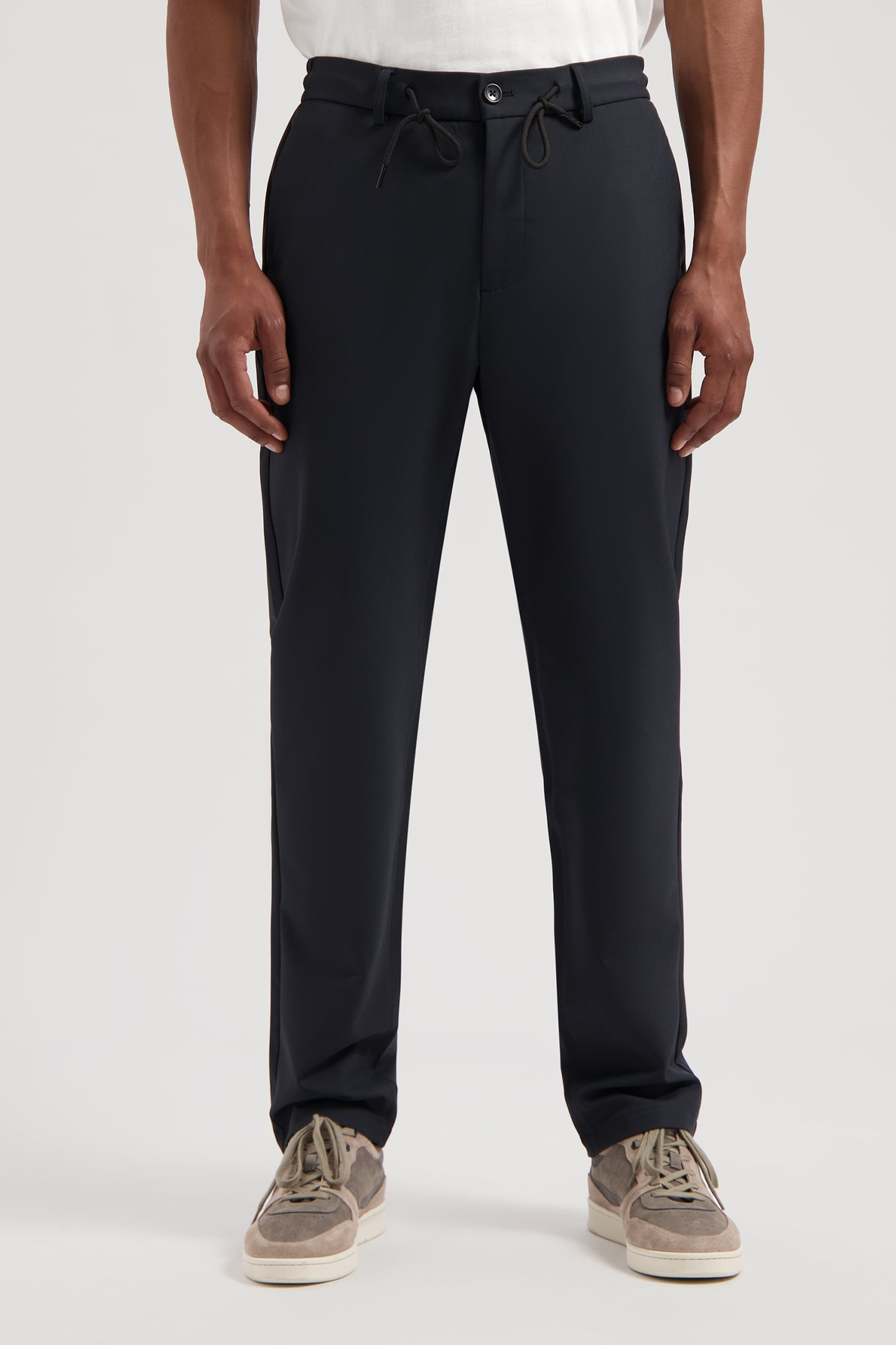 DS_LOGAN TECH CHINO BLACK 1