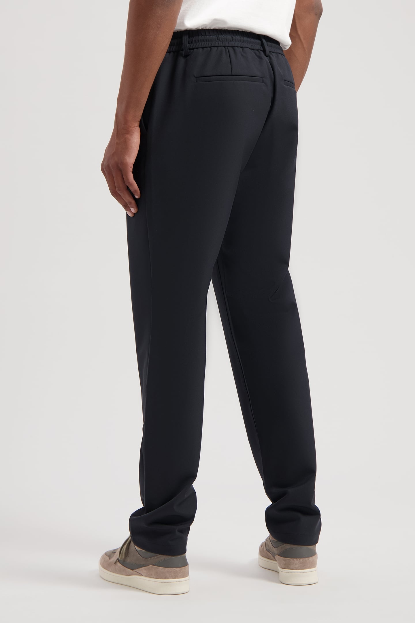 DS_LOGAN TECH CHINO BLACK 5