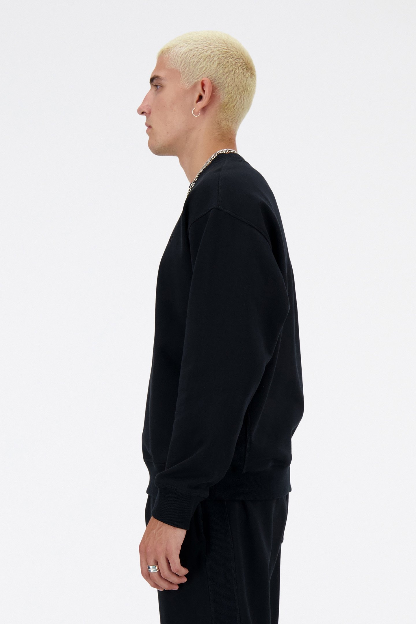 NB CREW NECK SWEATSHIRT IN BLACK 4