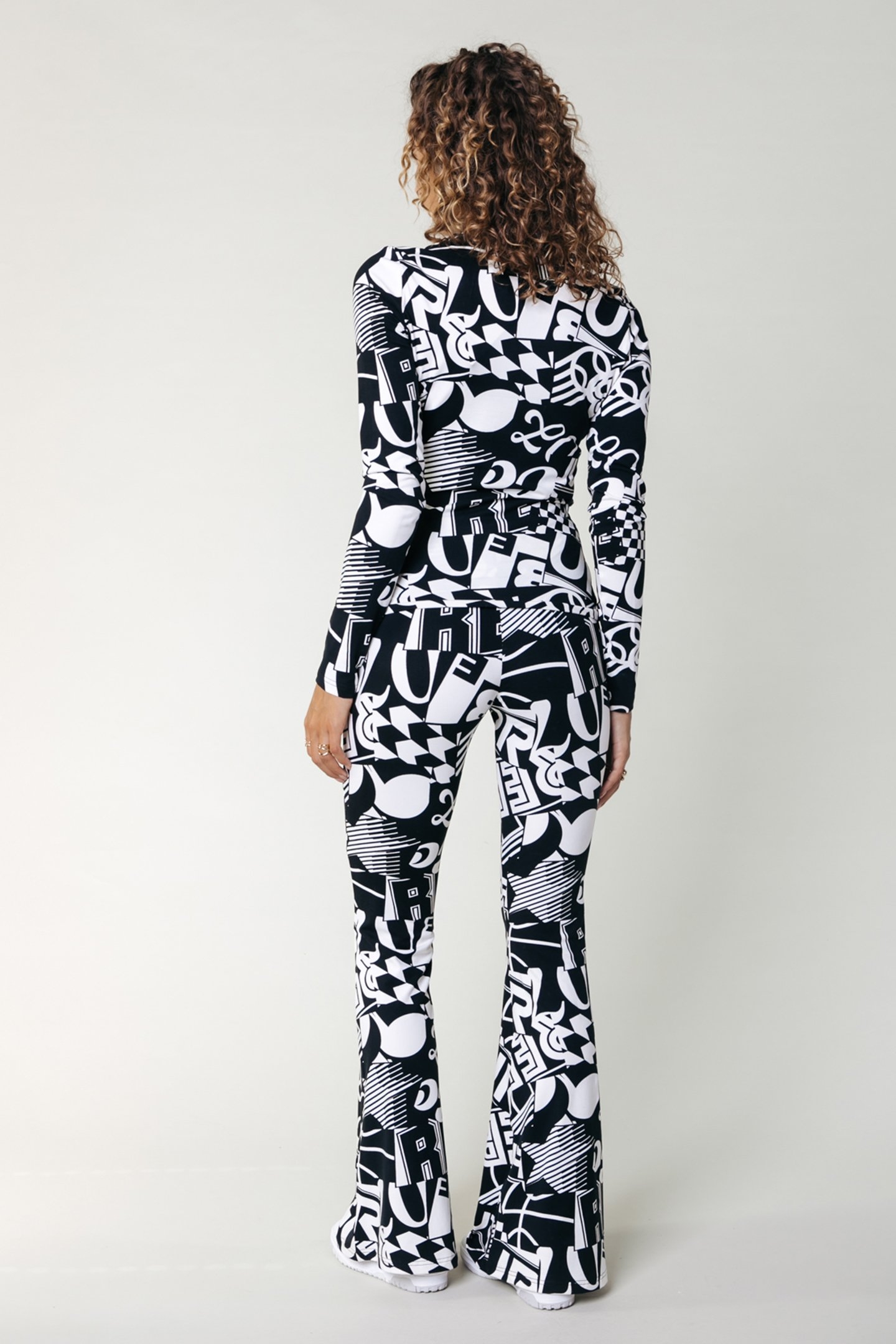 LETTER PEACHED EXTRA FLARE PANTS BLACK/WHITE 2