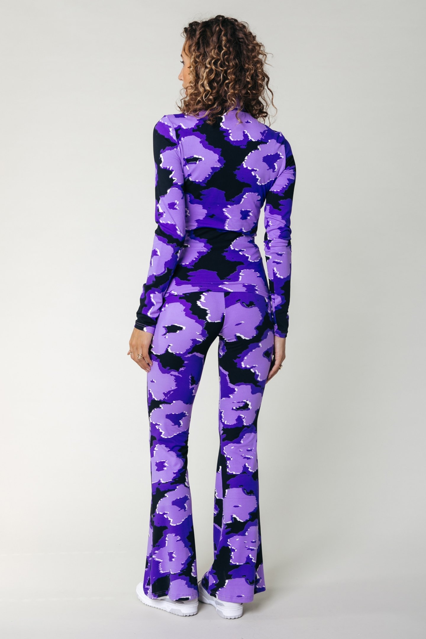 GRAPHIC FLOWER PEACHED EXTRA FLARE PANTS LIGHT LILAC 2