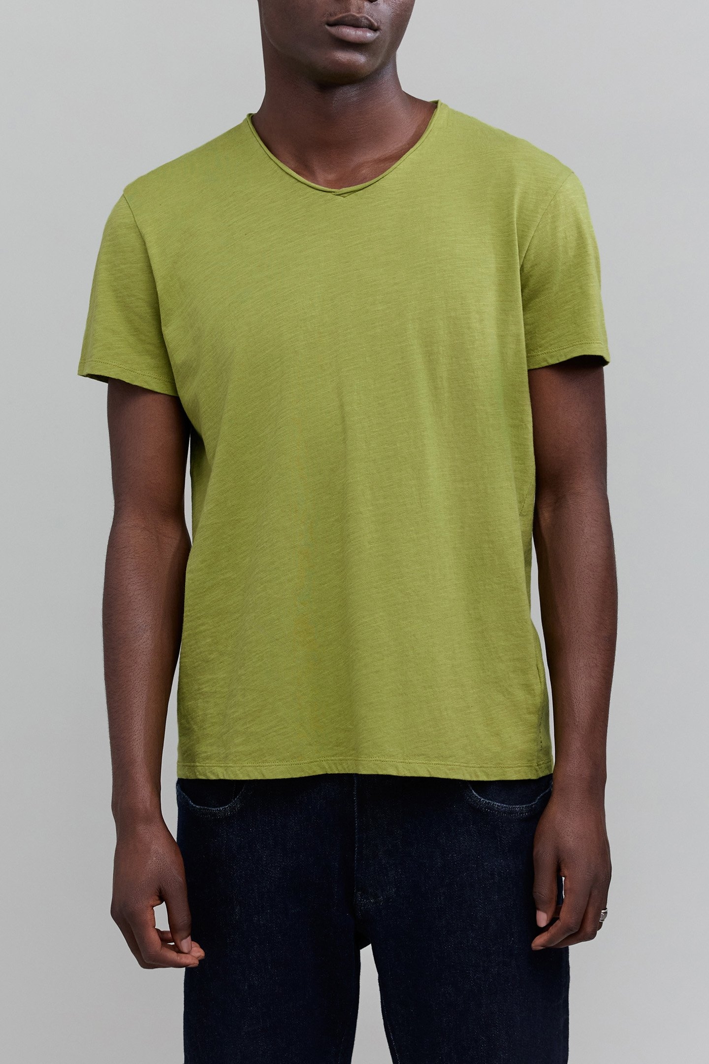 MOSS ORGANIC COTTON ESSENTIAL V-NECK T-SHIRT 1