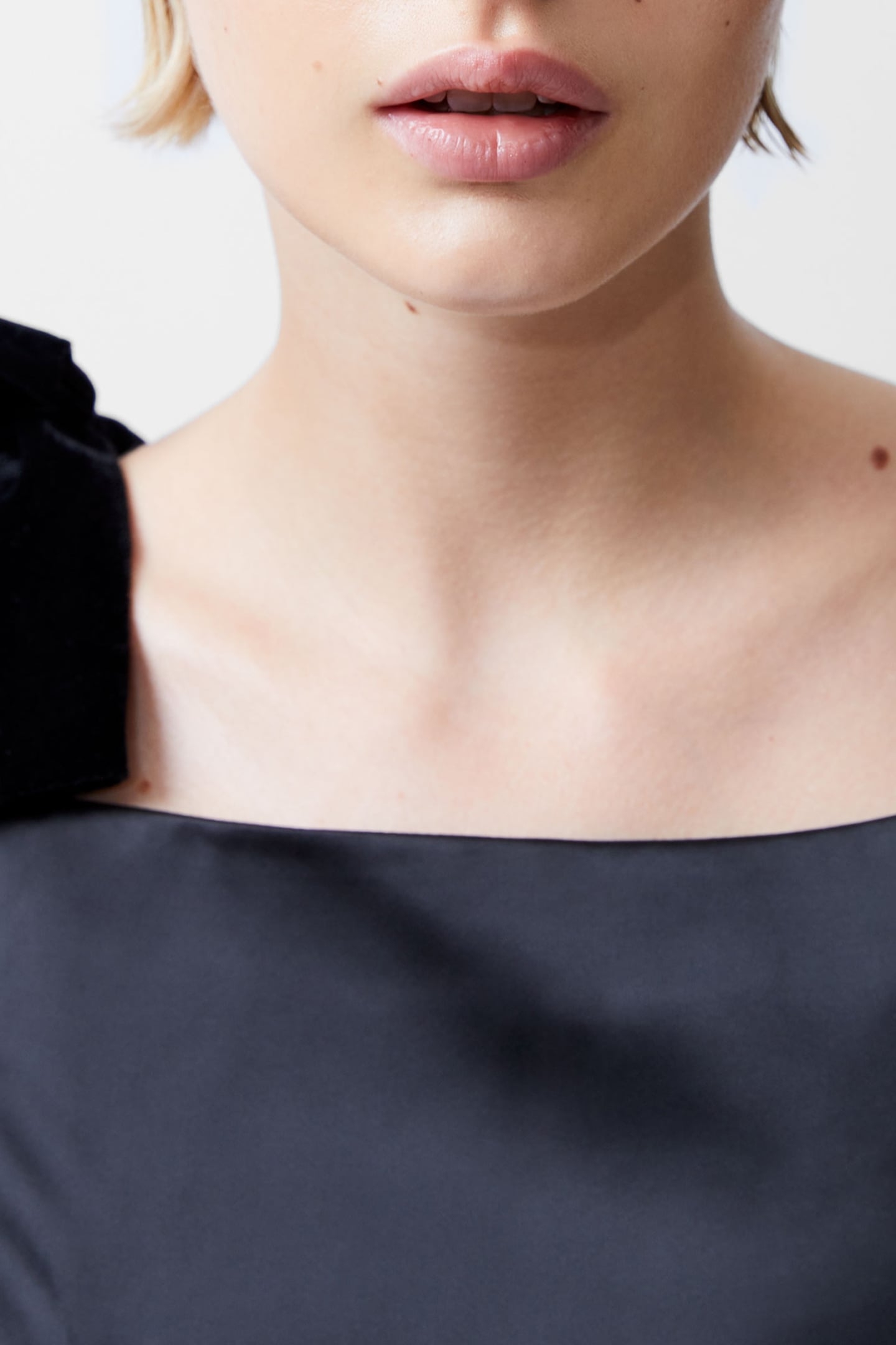 CAREY SQUARE NK DRESS BLACKOUT 4