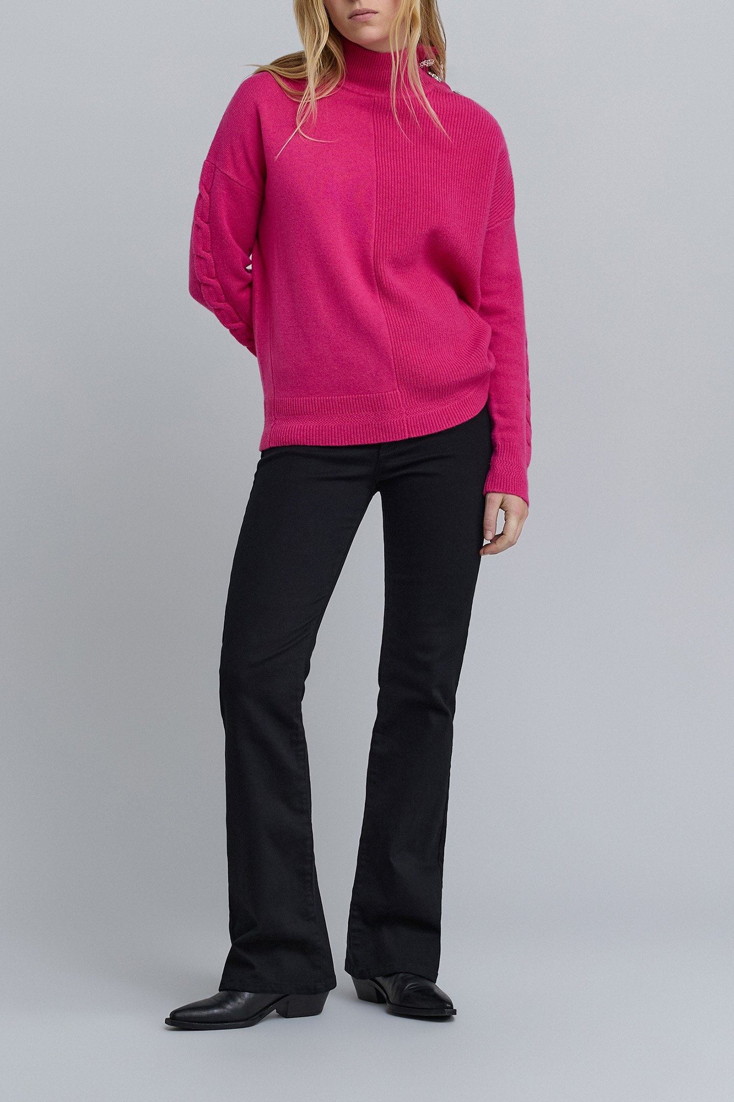 PINK KNITTED SWEATER WITH JEWELLED BUTTONS 3