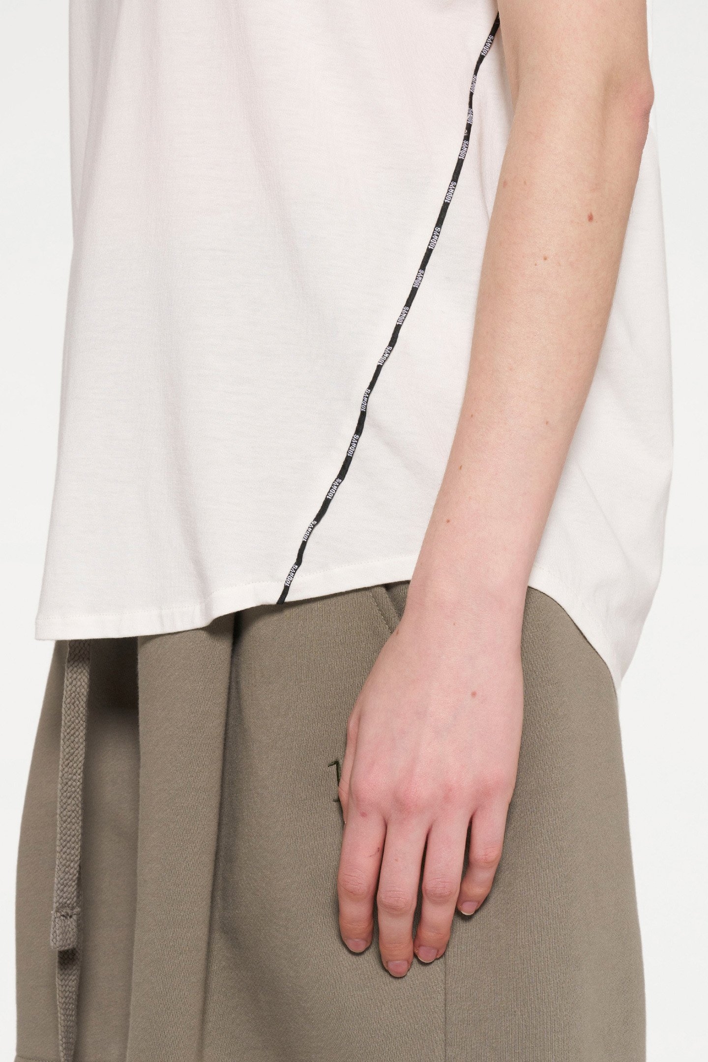 V-NECK TEE MEDAL ECRU 7