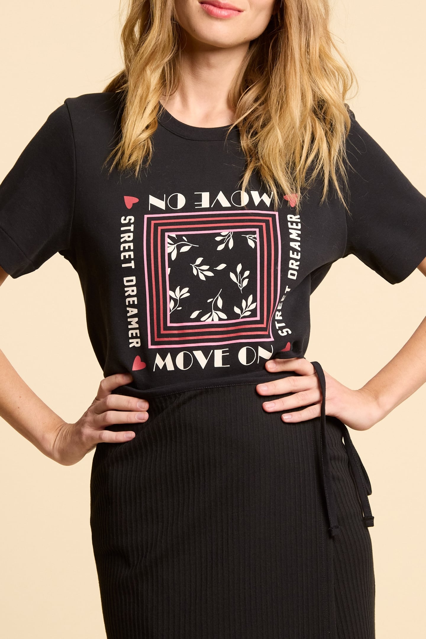 BLACK T-SHIRT WITH SLOGAN FRAME IMAGE BLACK 4