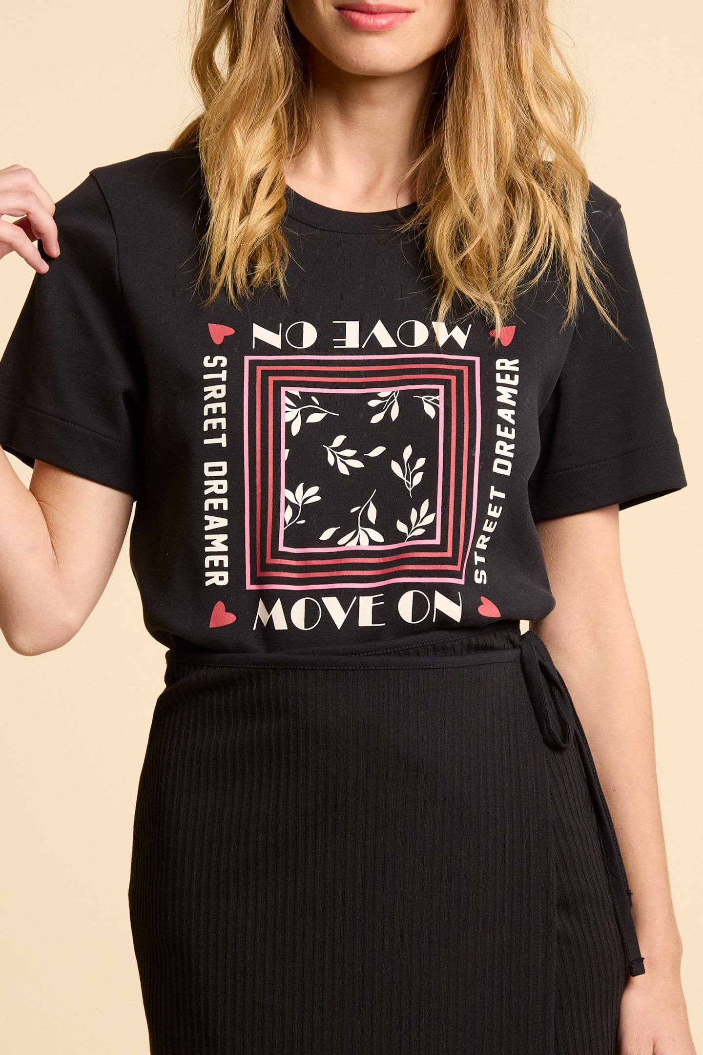 BLACK T-SHIRT WITH SLOGAN FRAME IMAGE BLACK 5