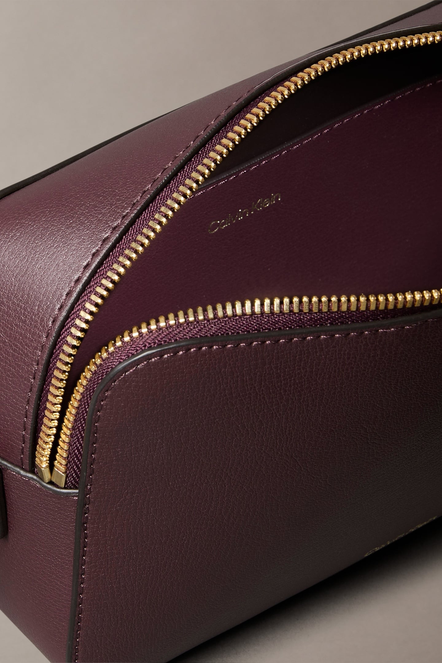 FOIL LOGO ELONGATED CAMERA BAG FUDGE/ESPRESSO 2