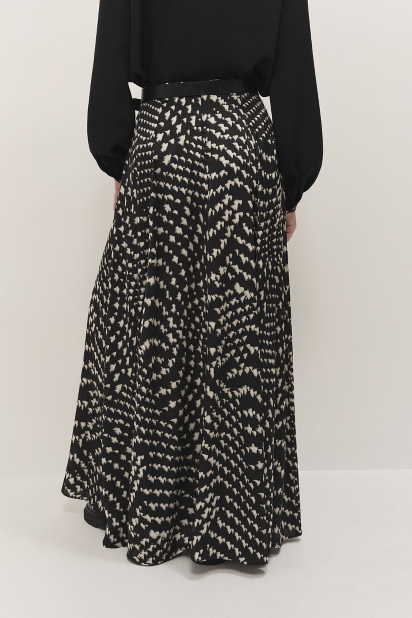 JAFNA - LONG BLACK SKIRT WITH OPTICAL PRINT 4