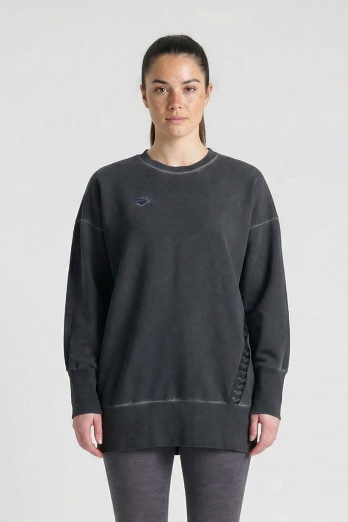 WOMEN'S ARENA ICONS OVERSIZE CREW DELAVE BLACK WHITE 1