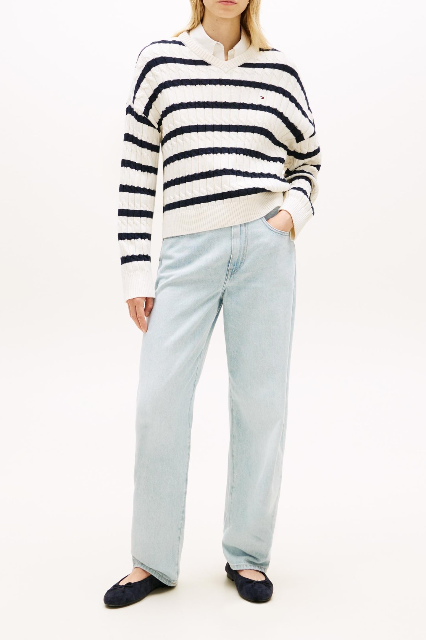 CABLE-KNIT V-NECK SWEATER IVORY PETAL/DARK NAVY 1