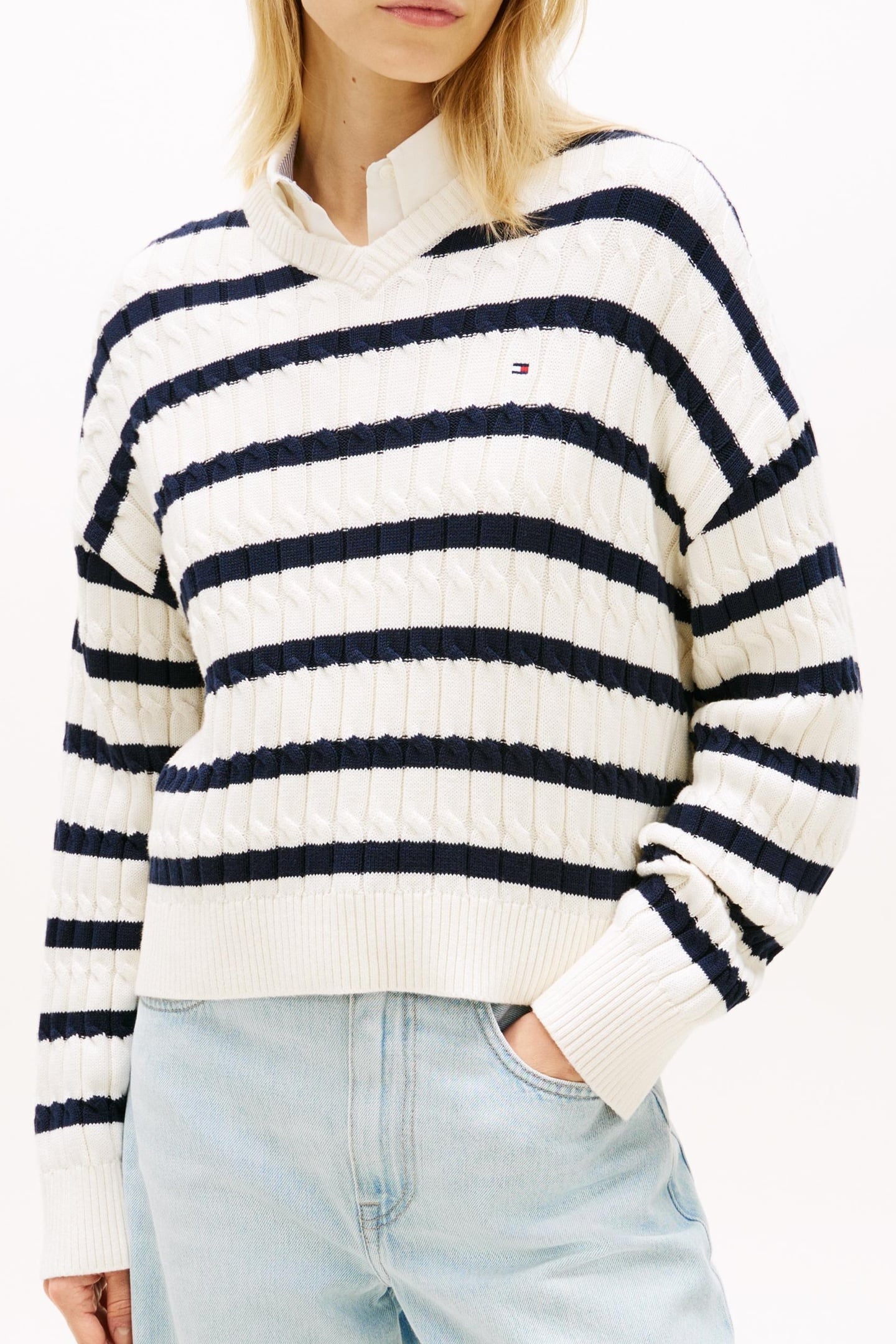 CABLE-KNIT V-NECK SWEATER IVORY PETAL/DARK NAVY 3