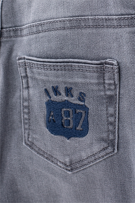 BOYS’ MEDIUM GREY RECYCLED SLIM JEANS WITH BADGES MEDIUM GRE 6