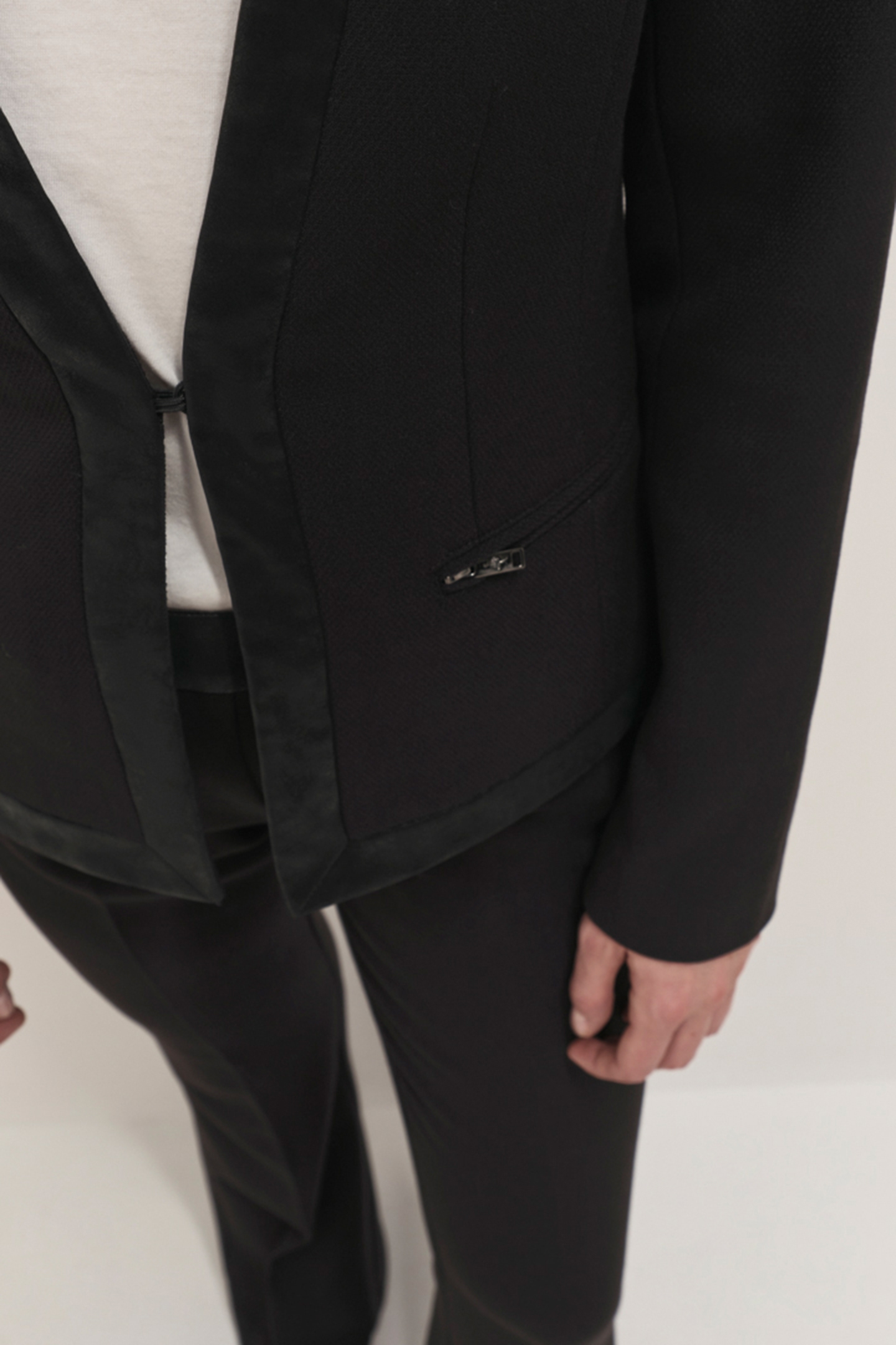 VADI - SHORT BLACK SUIT JACKET WITH CONTRASTING COLLAR 4