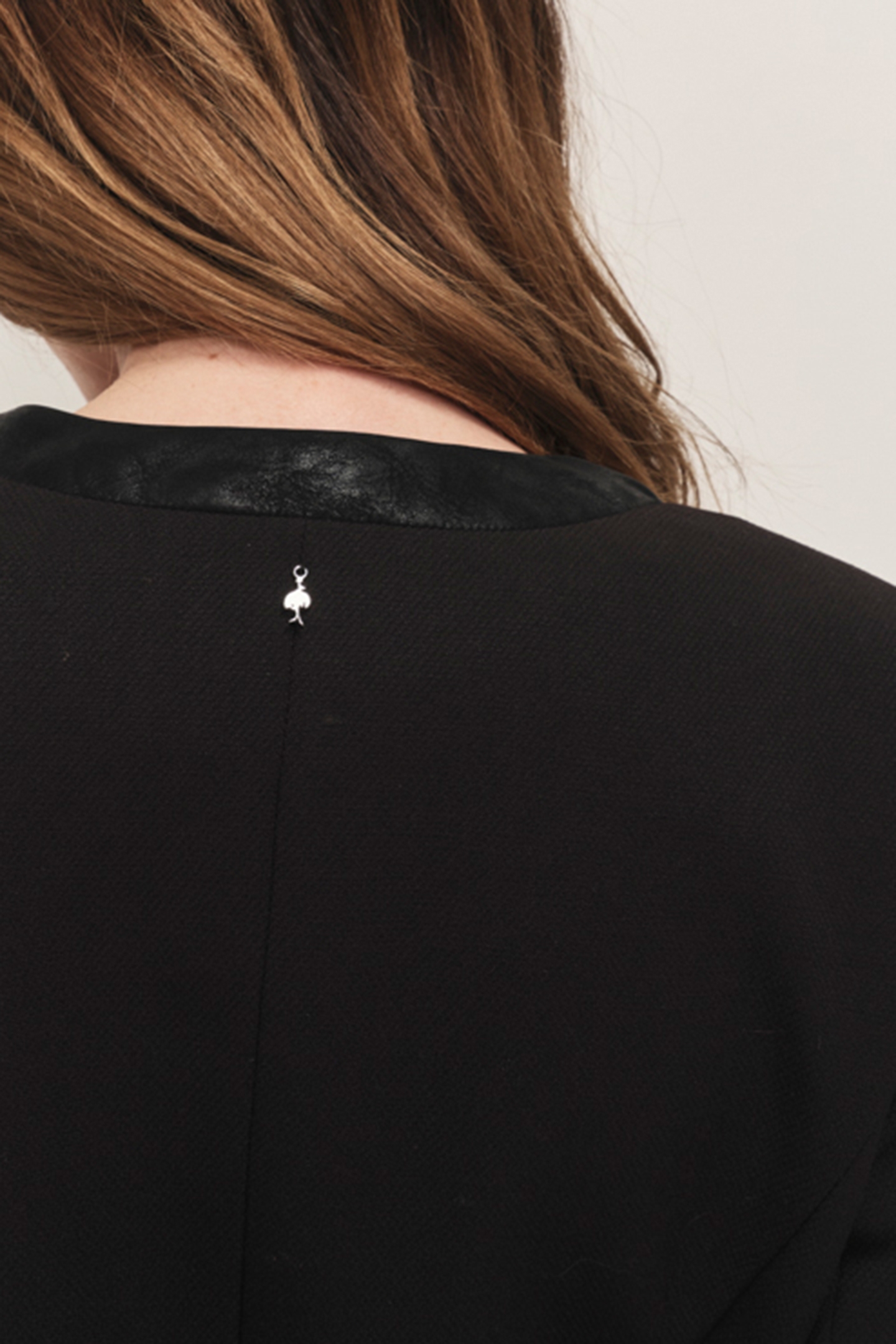 VADI - SHORT BLACK SUIT JACKET WITH CONTRASTING COLLAR 5