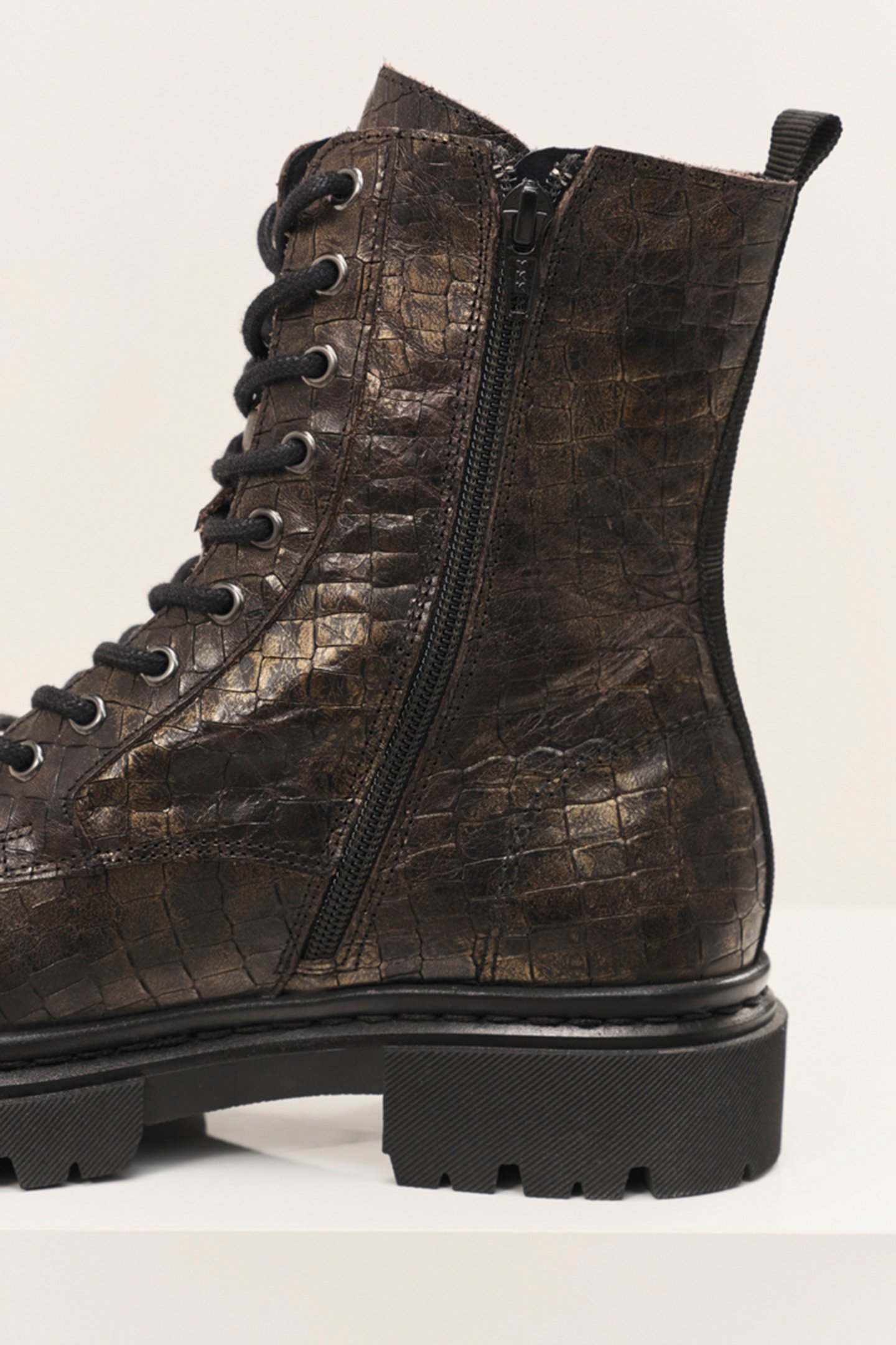 O.MARDA - BLACK AND GOLD LACE-UP BOOTS IN CROCODILE-EFFECT E 4