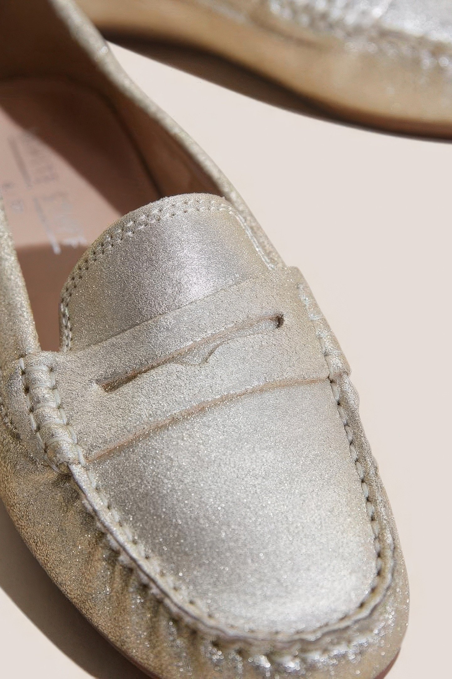 LEATHER DRIVING MOCCASIN GOLD TONE METALLIC 6